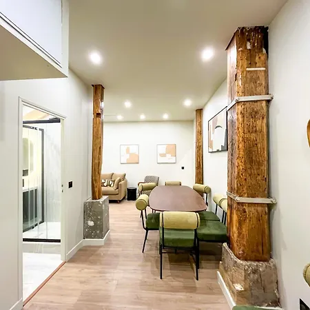 Urban Flat 199 - Parisian 5 Bedroom Flat Apartment *