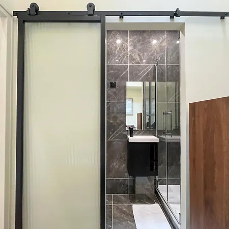 Urban Flat 199 - Parisian 5 Bedroom Flat Παρίσι