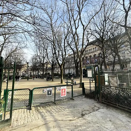 Urban Flat 199 - Parisian 5 Bedroom Flat Paris