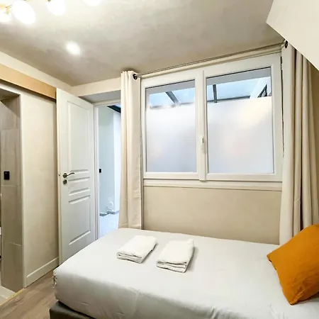 Urban Flat 199 - Parisian 5 Bedroom Flat