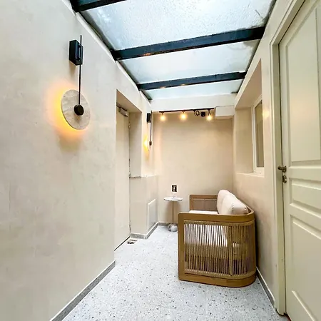 Urban Flat 199 - Parisian 5 Bedroom Flat