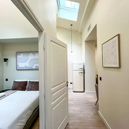 Urban Flat 199 - Parisian 5 Bedroom Flat *