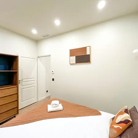 Urban Flat 199 - Parisian 5 Bedroom Flat Παρίσι