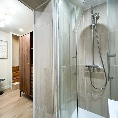 Urban Flat 199 - Parisian 5 Bedroom Flat Apartment *