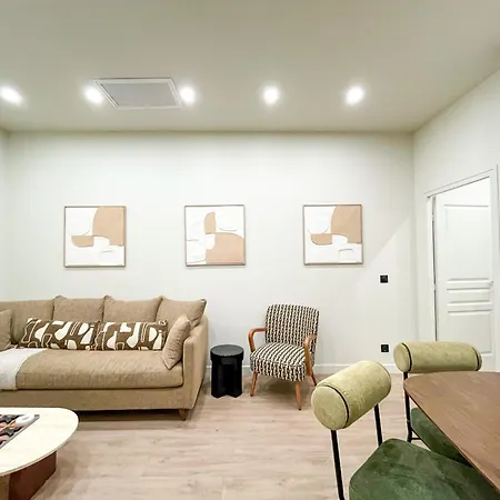 Urban Flat 199 - Parisian 5 Bedroom Flat