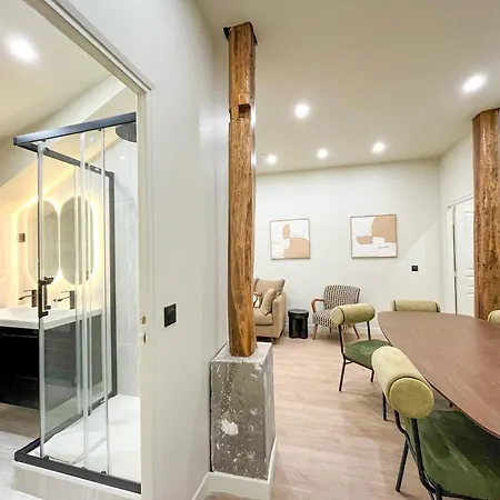 Urban Flat 199 - Parisian 5 Bedroom Flat *