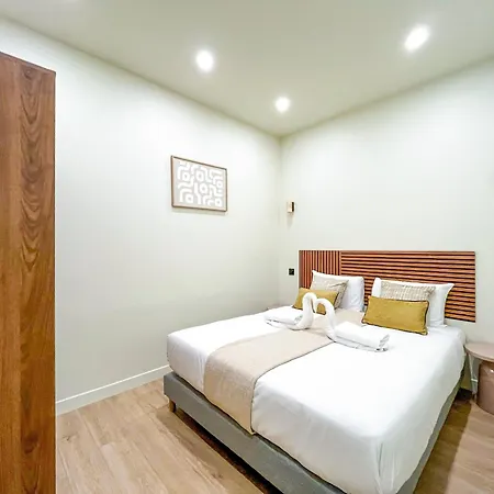 Urban Flat 199 - Parisian 5 Bedroom Flat Apartment *