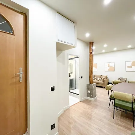 Urban Flat 199 - Parisian 5 Bedroom Flat