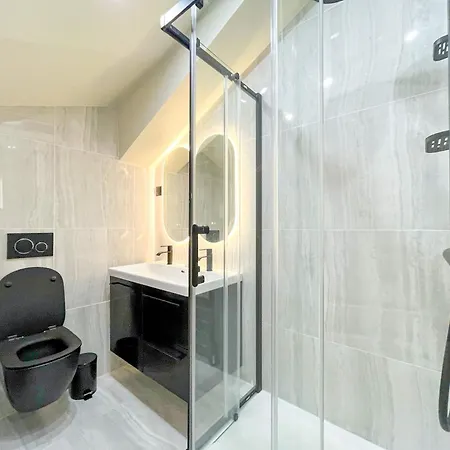 Urban Flat 199 - Parisian 5 Bedroom Flat