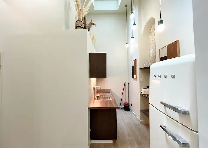 Urban Flat 199 - Parisian 5 Bedroom Flat