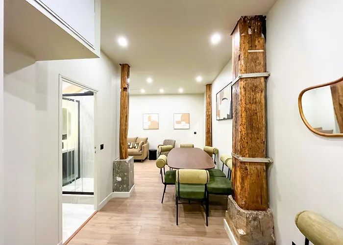 Urban Flat 199 - Parisian 5 Bedroom Flat דירה *
