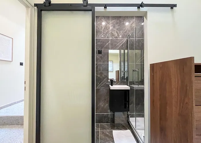 Urban Flat 199 - Parisian 5 Bedroom Flat פריז