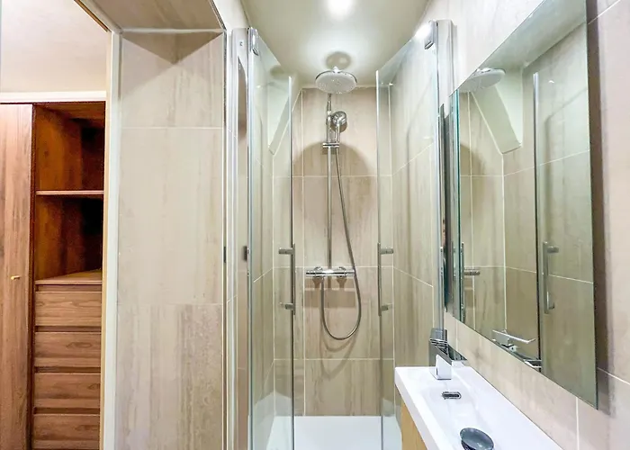 Urban Flat 199 - Parisian 5 Bedroom Flat * פריז