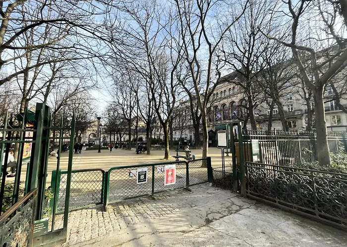 Urban Flat 199 - Parisian 5 Bedroom Flat פריז