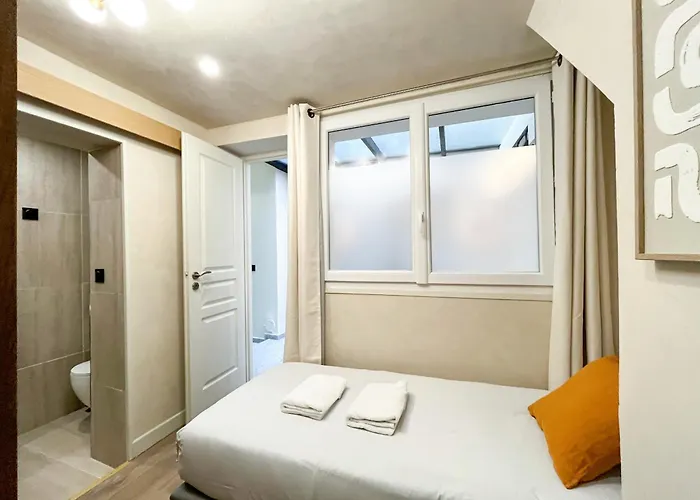 Urban Flat 199 - Parisian 5 Bedroom Flat