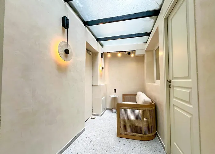 Urban Flat 199 - Parisian 5 Bedroom Flat