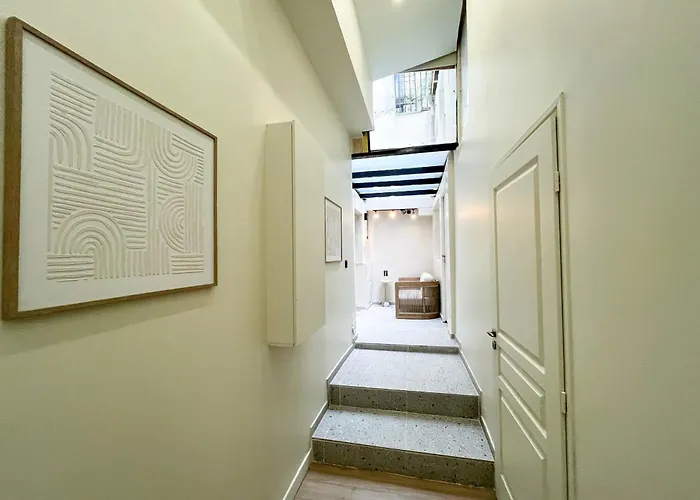 Urban Flat 199 - Parisian 5 Bedroom Flat פריז