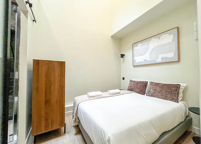 Urban Flat 199 - Parisian 5 Bedroom Flat דירה