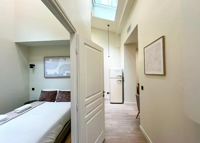 Urban Flat 199 - Parisian 5 Bedroom Flat *