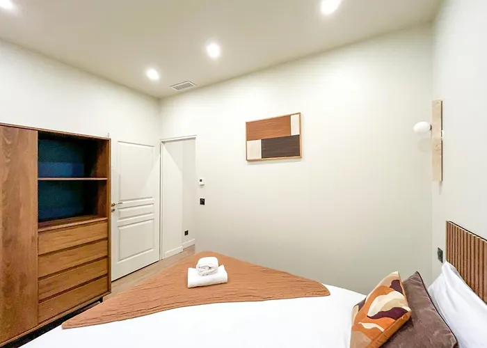Urban Flat 199 - Parisian 5 Bedroom Flat פריז