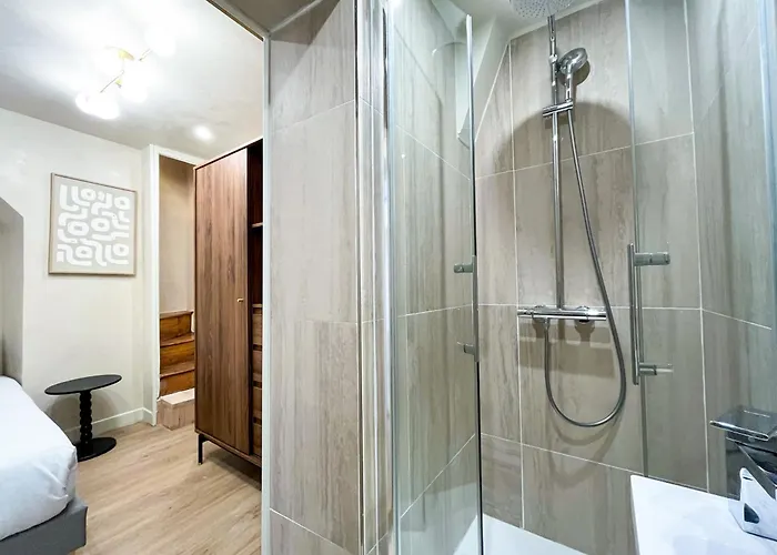 Urban Flat 199 - Parisian 5 Bedroom Flat דירה *