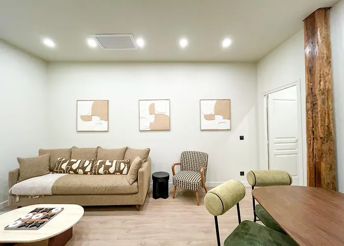 Urban Flat 199 - Parisian 5 Bedroom Flat
