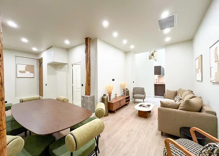 Urban Flat 199 - Parisian 5 Bedroom Flat דירה פריז