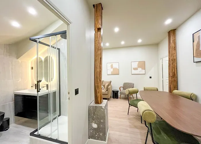 Urban Flat 199 - Parisian 5 Bedroom Flat *