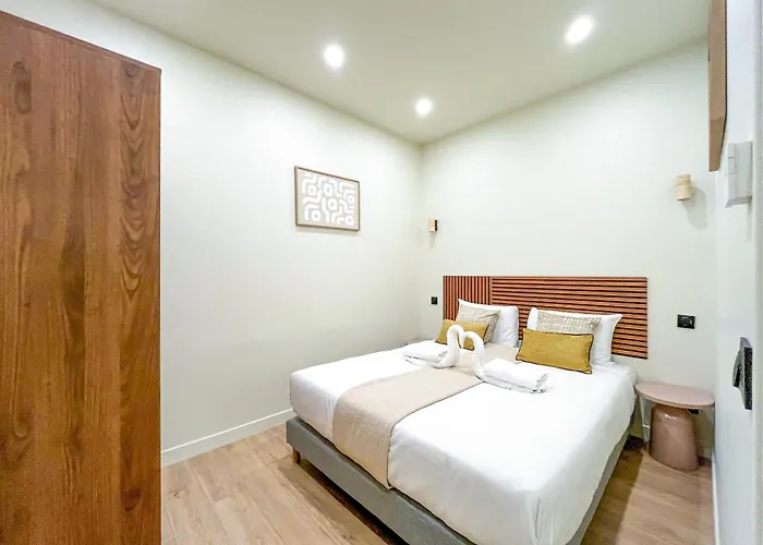 Urban Flat 199 - Parisian 5 Bedroom Flat דירה *