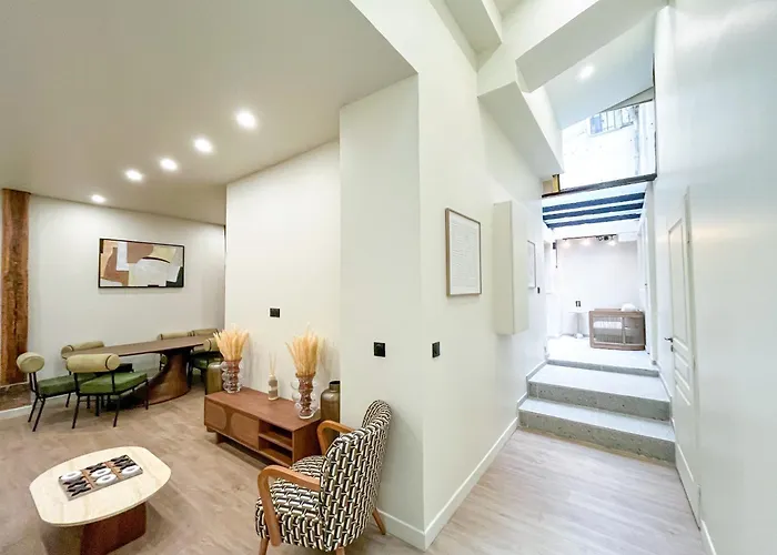 Urban Flat 199 - Parisian 5 Bedroom Flat פריז